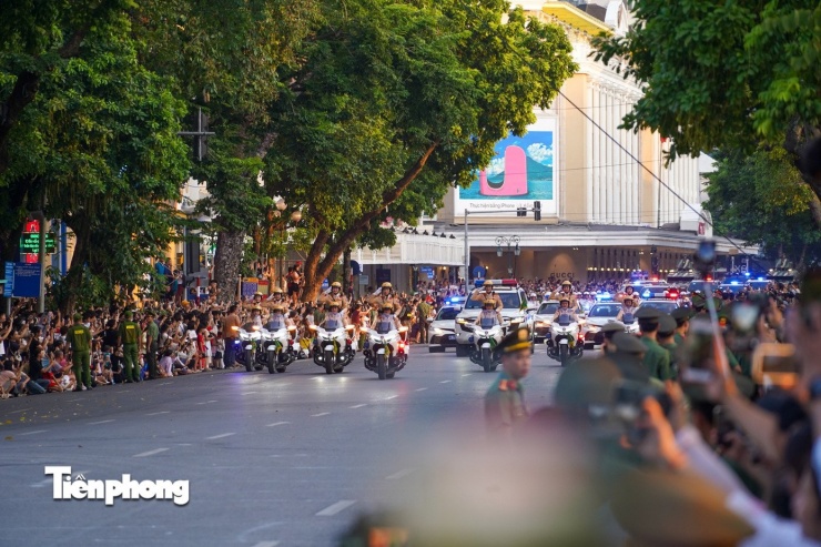 Đông đảo người dân hai bên đường cổ vũ các tiết mục trình diễn của các lực lượng thuộc Bộ Công An.