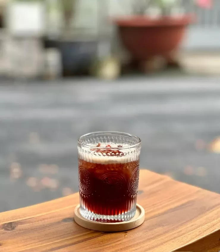 Trên thực tế, một số chuyên gia y tế hiện nay khuyến cáo không nên uống quá nhiều nước trước khi ngủ. Ảnh: PHƯƠNG LÊ.