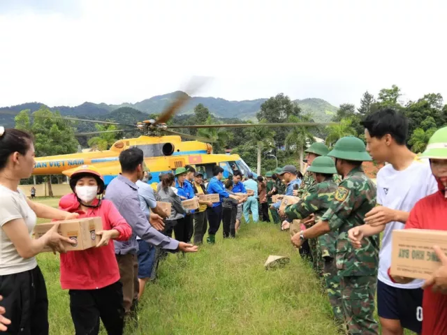 Trực thăng Mi-171 đưa 2 tấn hàng cứu trợ khẩn cấp tới vùng lũ Điện Biên