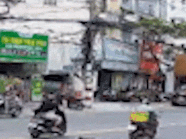 Khoảnh khắc ôtô tông gãy trụ điện, tài xế bất tỉnh trong xe