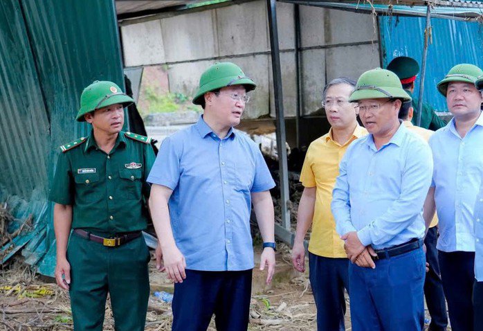 Ông Nguyễn Đức Trung, Bí thư Tỉnh ủy Nghệ An (thứ 2 từ trái sang) chỉ đạo việc khắc phục hậu quả mưa lũ tại xã Nhôn Mai. Ảnh: B. Phạm