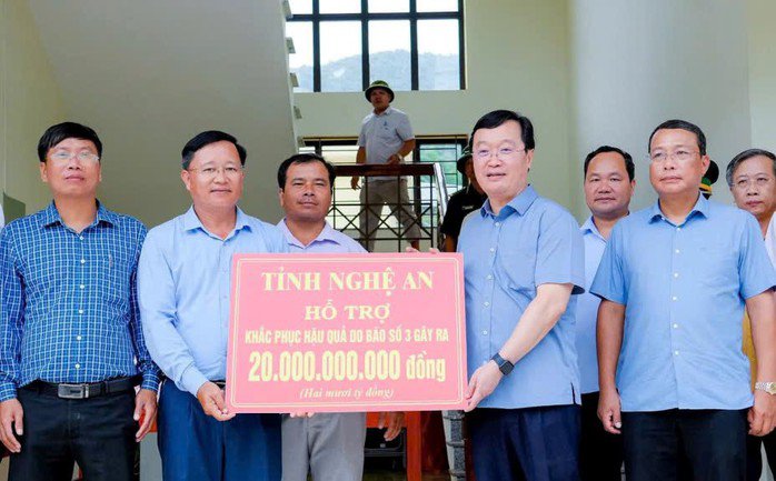 Bí thư Tỉnh ủy Nghệ An trao 20 tỉ đồng của tỉnh hỗ trợ xã Nhôn Mai khắc phục hậu quả do bão số 3 gây ra. Ảnh: B. Phạm