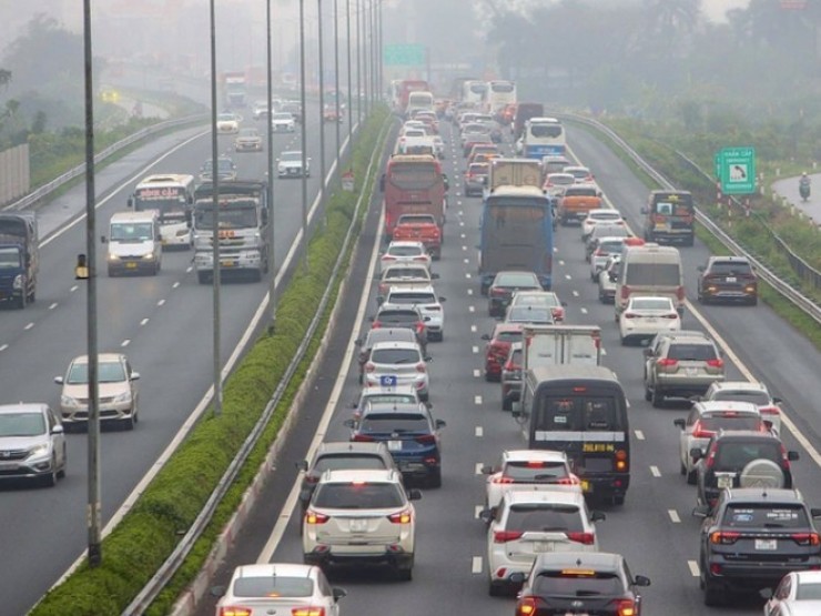 Cục CSGT đề xuất phân làn cấm xe tải đi vào làn sát dải phân cách trên cao tốc