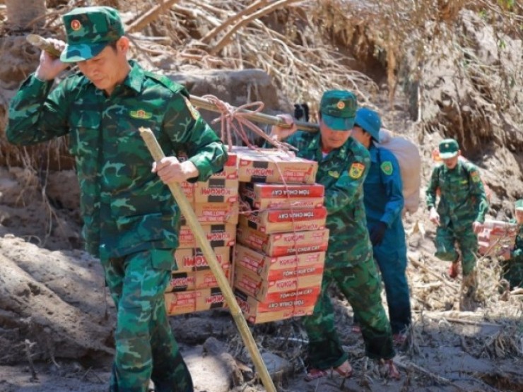 Vượt núi, vượt sông cõng hàng cứu trợ vào tiếp tế người dân đang bị cô lập do lũ