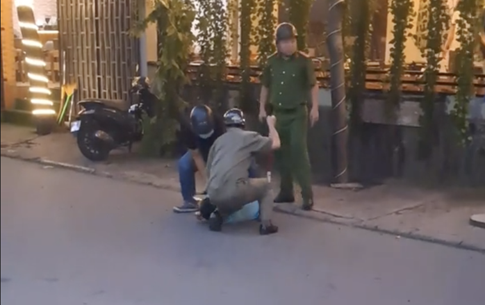 Công an khống chế nam tài xế taxi cầm dao.