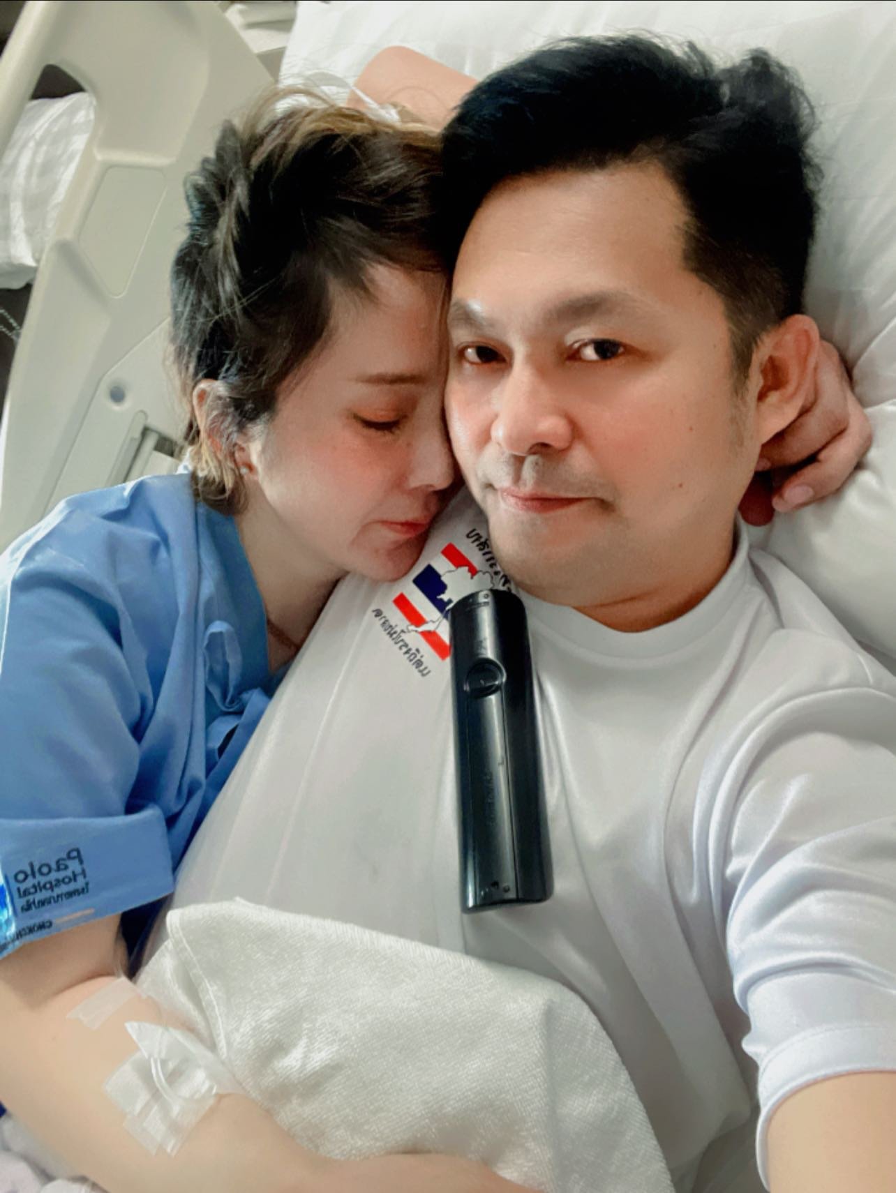 Nữ diễn viên được bạn trai chăm sóc tại giường bệnh.