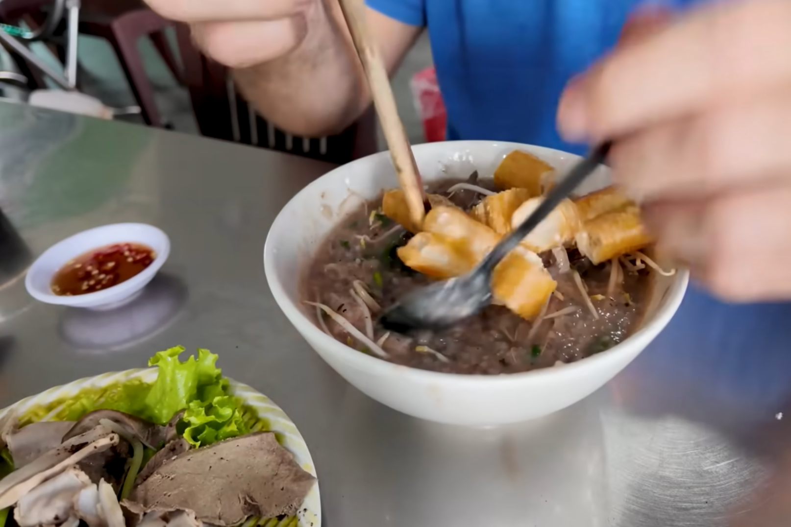 Phản ứng của khách Mỹ khi ăn món bị đánh giá &#39;tệ nhất Việt Nam&#39; - 4