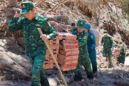 Vượt núi, vượt sông cõng hàng cứu trợ vào tiếp tế người dân đang bị cô lập do lũ