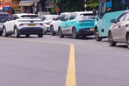 Đường phố Hà Nội khác lạ khi bỏ dải phân cách cứng
