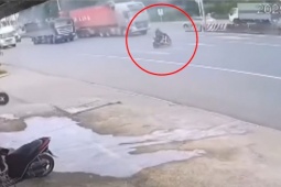 Clip: Xe máy sang đường ẩu, bị container tông văng hàng chục mét