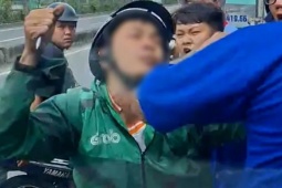 Truy xét người mặc áo xe ôm công nghệ chặn xe tải, đập kính ở TP.HCM