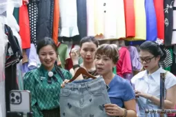Vài thao tác chốt đơn trên mạng bằng cả ngày bán hàng ở chợ
