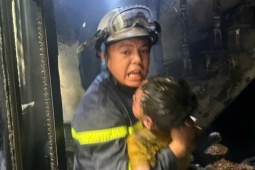 Cứu ba cháu nhỏ mắc kẹt trong đám cháy ở Hà Nội