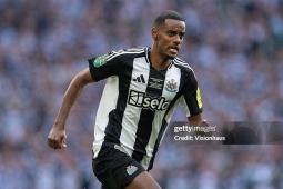 Newcastle hét giá Isak 150 triệu bảng, MU vẫn " chịu chơi "