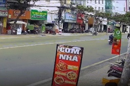 Khoảnh khắc ôtô tông gãy trụ điện, tài xế bất tỉnh trong xe
