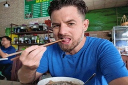 Phản ứng của khách Mỹ khi ăn món bị đánh giá 'tệ nhất Việt Nam'