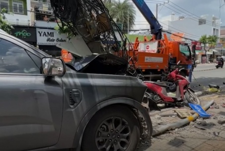 Khoảnh khắc ôtô tông gãy trụ điện, tài xế bất tỉnh trong xe