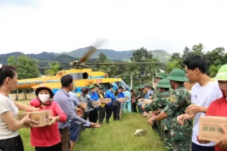 Trực thăng Mi-171 đưa 2 tấn hàng cứu trợ khẩn cấp tới vùng lũ Điện Biên