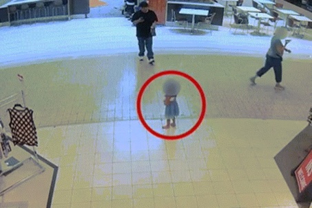Khoảnh khắc kẻ lạ mặt tiếp cận, bắt cóc bé gái tại trung tâm thương mại