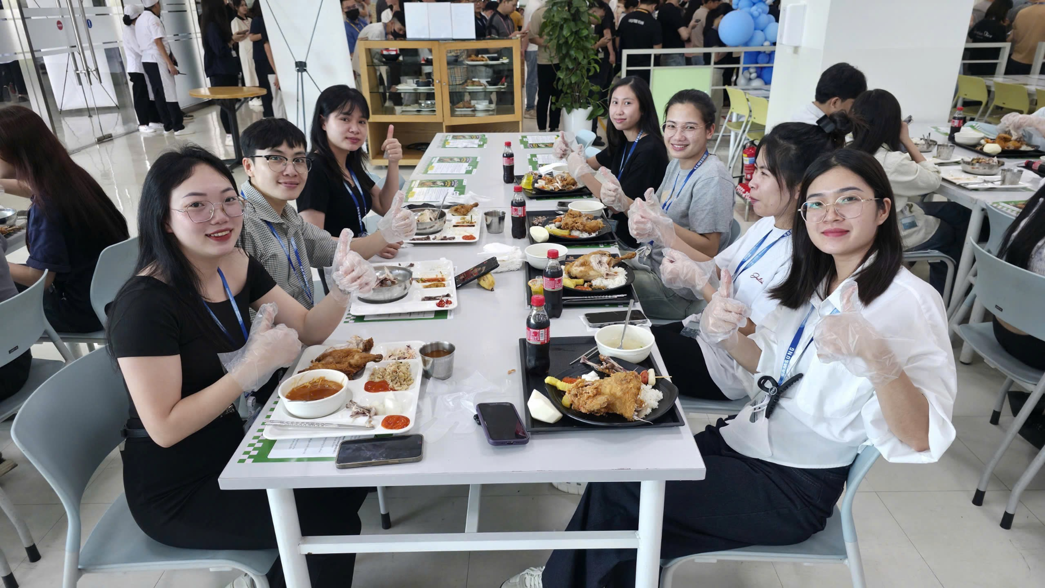 Tổng cộng 18.000 suất ăn đặc biệt như gà hầm sâm (samgyetang) và gà rán truyền thống Hàn Quốc được phục vụ trong 3 đợt tại 9 nhà máy của Samsung