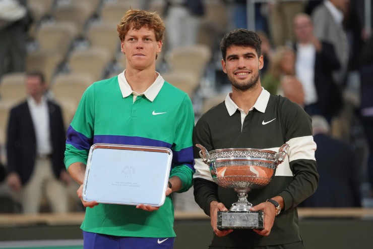 Alcaraz đánh bại Sinner trong trận chung kết Roland Garros đầy cảm xúc