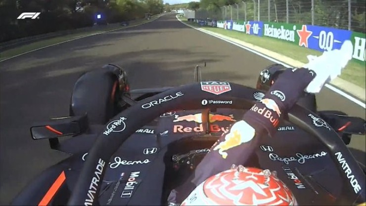 “Vật thể lạ” trong xe của Verstappen được cho là cái khăn