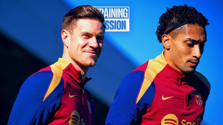 Raphinha (bên phải) muốn giành lấy vai trò thủ quân Barca của Ter Stegen
