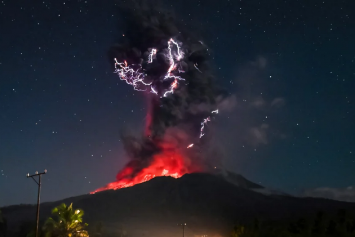 Video: Núi lửa phun trào cả 10 km, Indonesia sơ tán dân