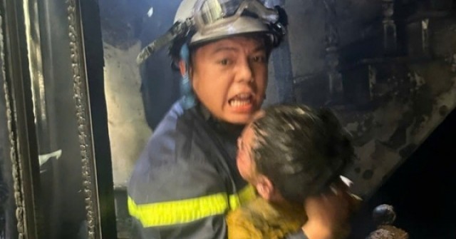Cứu ba cháu nhỏ mắc kẹt trong đám cháy ở Hà Nội