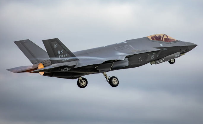 Ấn Độ được cho là không ưu tiên mua tiêm kích tàng hình F-35 của Mỹ vì hạn chế trong việc sử dụng. Ảnh: Military Watch.