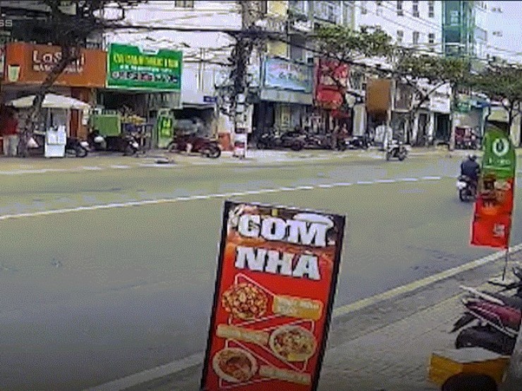 Nhân chứng kể khoảnh khắc ôtô tông gãy trụ điện, tài xế bất tỉnh trong xe