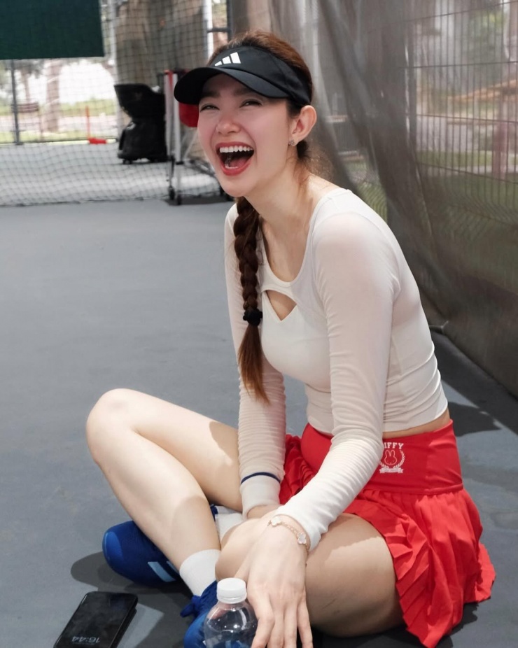 Minh Hằng mới chỉ chơi pickleball ít tháng trở lại đây, thế nhưng cô nàng bày tỏ niềm yêu thích với bộ môn hot hit này, nữ ca sĩ còn đảm nhận vai trò Đại sử cho một giải Pickleball.