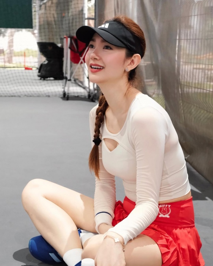 Mỗi lần lên sân, cô nàng đều thu hút với vẻ đẹp năng động, tự tin đầy cuốn hút.