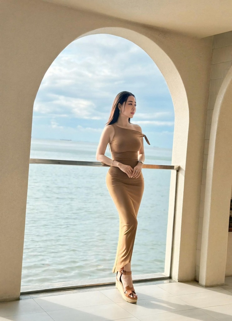 Những bộ bikini cắt xẻ táo bạo hay váy ôm sát body luôn giúp Thùy Anh khoe trọn đường cong hình thể, vòng eo thon gọn và làn da mịn màng. Ảnh: FB Nguyễn Thuỳ Anh