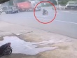 Clip: Xe máy sang đường ẩu, bị container tông văng hàng chục mét
