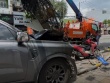 Khoảnh khắc ôtô tông gãy trụ điện, tài xế bất tỉnh trong xe