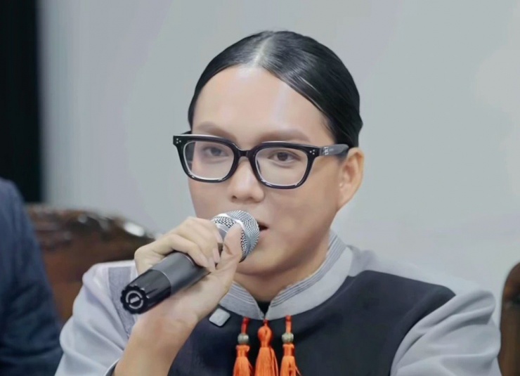 Phạm Thoại trong sự kiện giới thiệu về chương trình quảng bá nông sản.