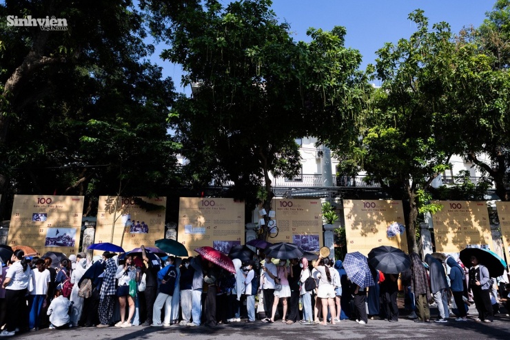 Hàng ngàn bạn trẻ xếp hàng từ sáng sớm, chờ nhận vé Concert. ﻿