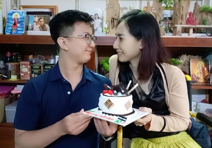 Anh Trung đau đớn song cố gắng vững tinh thần lo tang lễ cho vợ và cuộc sống của con gái vừa chào đời.&nbsp;