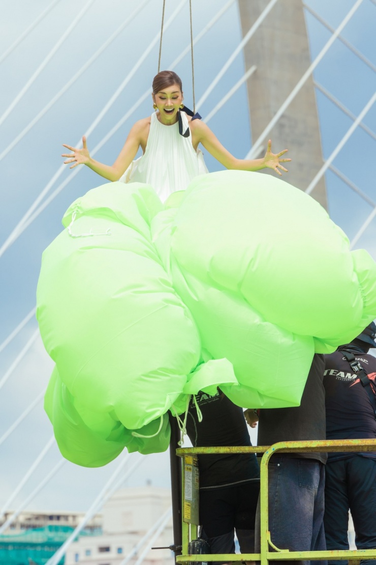 Thanh Hằng treo người trên không thị phạm cho thí sinh Vietnam&#39;s Next Top Model - 3