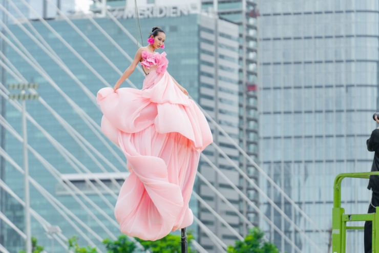 Thanh Hằng treo người trên không thị phạm cho thí sinh Vietnam&#39;s Next Top Model - 4