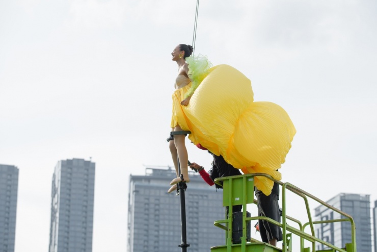 Thanh Hằng treo người trên không thị phạm cho thí sinh Vietnam&#39;s Next Top Model - 7
