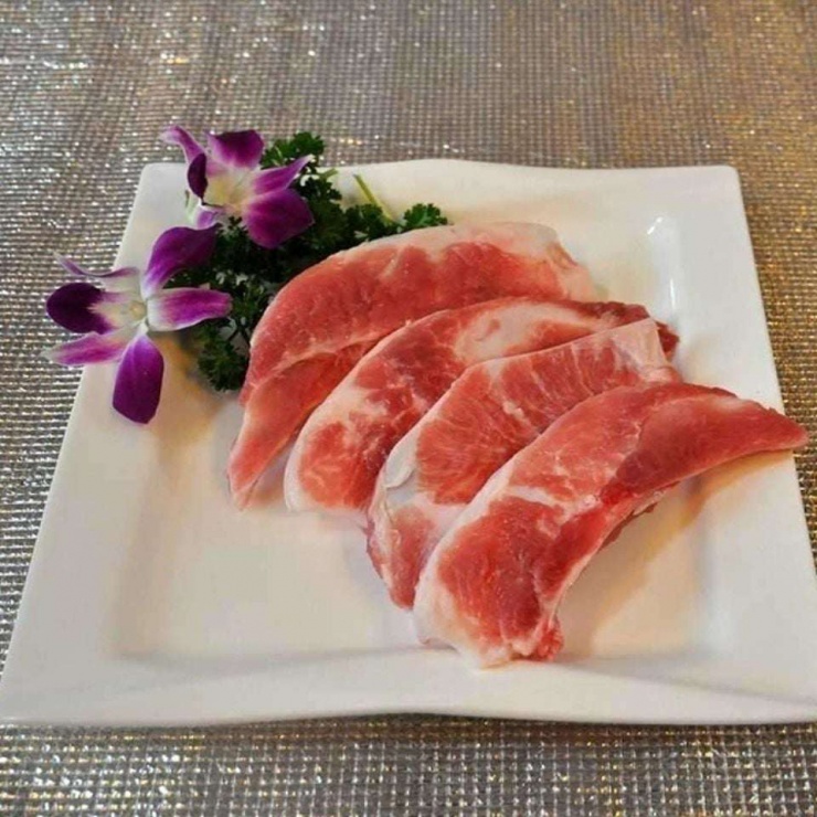 Cũng vì xương lưỡi liềm trên lợn không nhiều nên người bán ít khi bán cho khách, họ thường giữ lại để ăn hoặc bán cho người thân, bạn bè. Ảnh: Siẻuthithiennhien