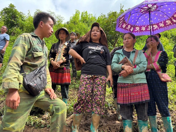 Sau lũ, anh Thi tiếp tục đứng ra huy động các hộ còn lành lặn nhóm bếp nấu cơm, chống đói tạm thời cho bà con, huy động người khỏe đi cứu trợ, tìm lại tài sản còn sót.