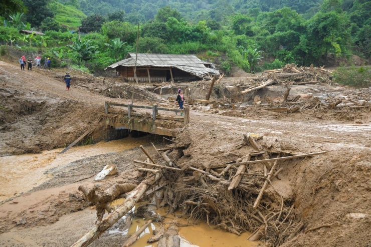 Khung cảnh tan hoang sau cơn lũ tại bản Háng Pu Xi.