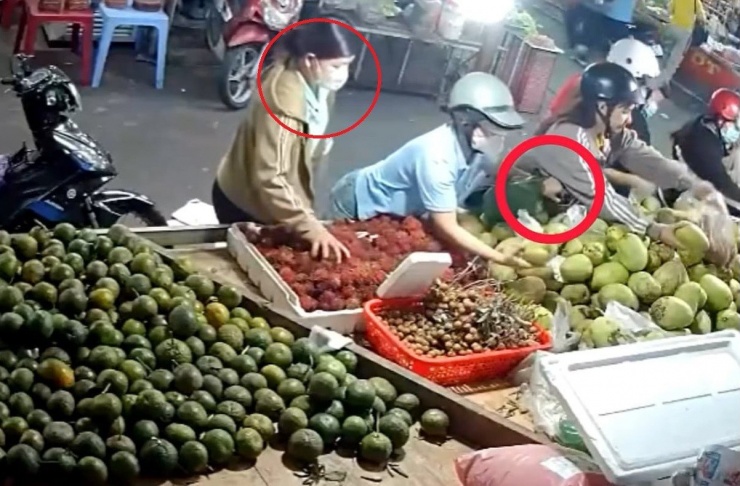 Hai người phụ nữ giả vớ lựa trái cây rồi trộm ví tiền của người bên cạnh