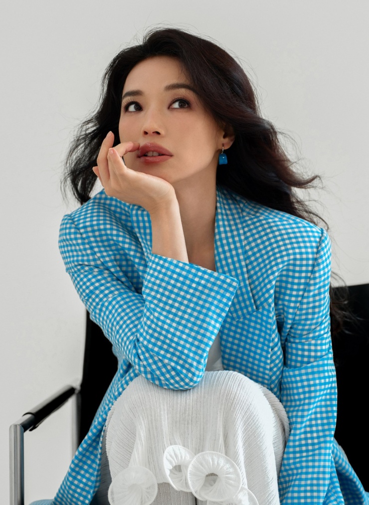 Cô hiện quảng cáo cho nhiều thương hiệu mỹ phẩm, trang sức, quần áo.