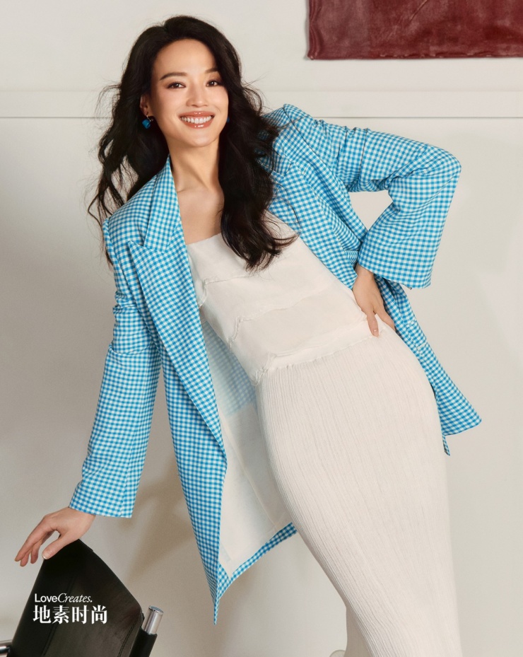 Người đẹp 49 tuổi làm mẫu cho một bộ sưu tập Thu 2025.