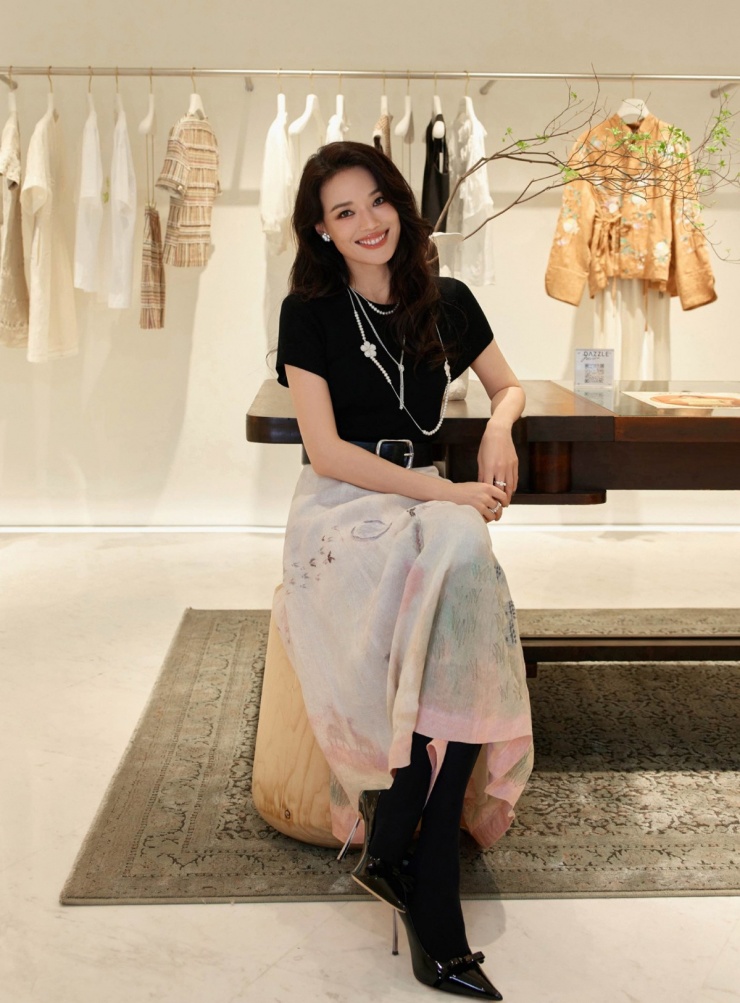 Trang Cosmopolitan nhận xét mỗi lần xuất hiện, minh tinh luôn ghi điểm nhờ tổng thể hài hòa từ trang phục, lối trang điểm đến thần thái. Thư Kỳ thường xuyên trở thành tâm điểm chú ý trên mạng xã hội nhờ sắc vóc tự nhiên, quyến rũ.