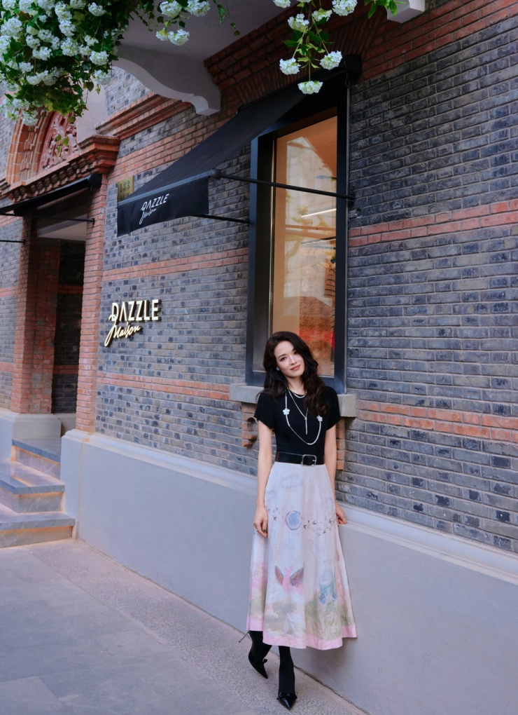 Theo Marie Claire, cô làm chủ được nhiều phong cách thời trang, toát sự tự tin.